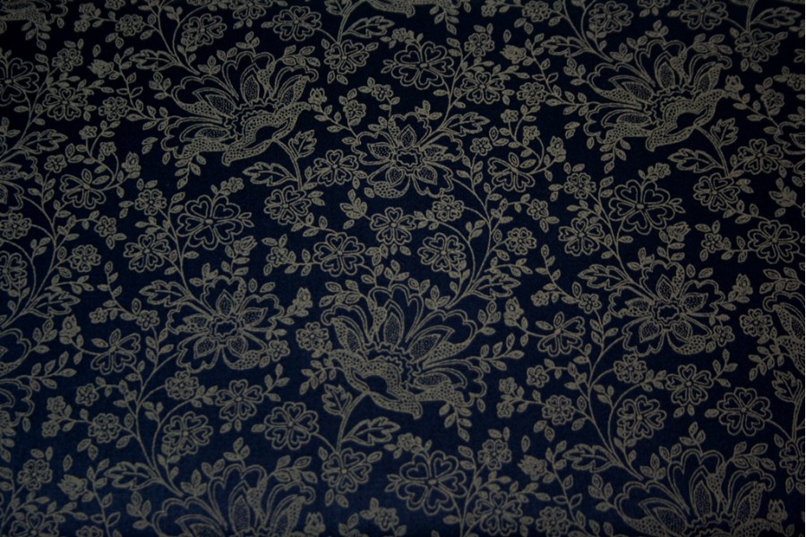 10cm Baumwollsatin Trachtenstoff Dirndlstoff bedruckt "Blumen und Ranken allover dunkelblau/beige" (Grundpreis 21,00/m)